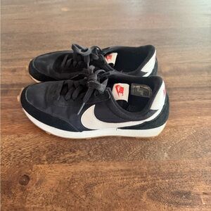 Nike Black and White Waffle Women’s sneaker